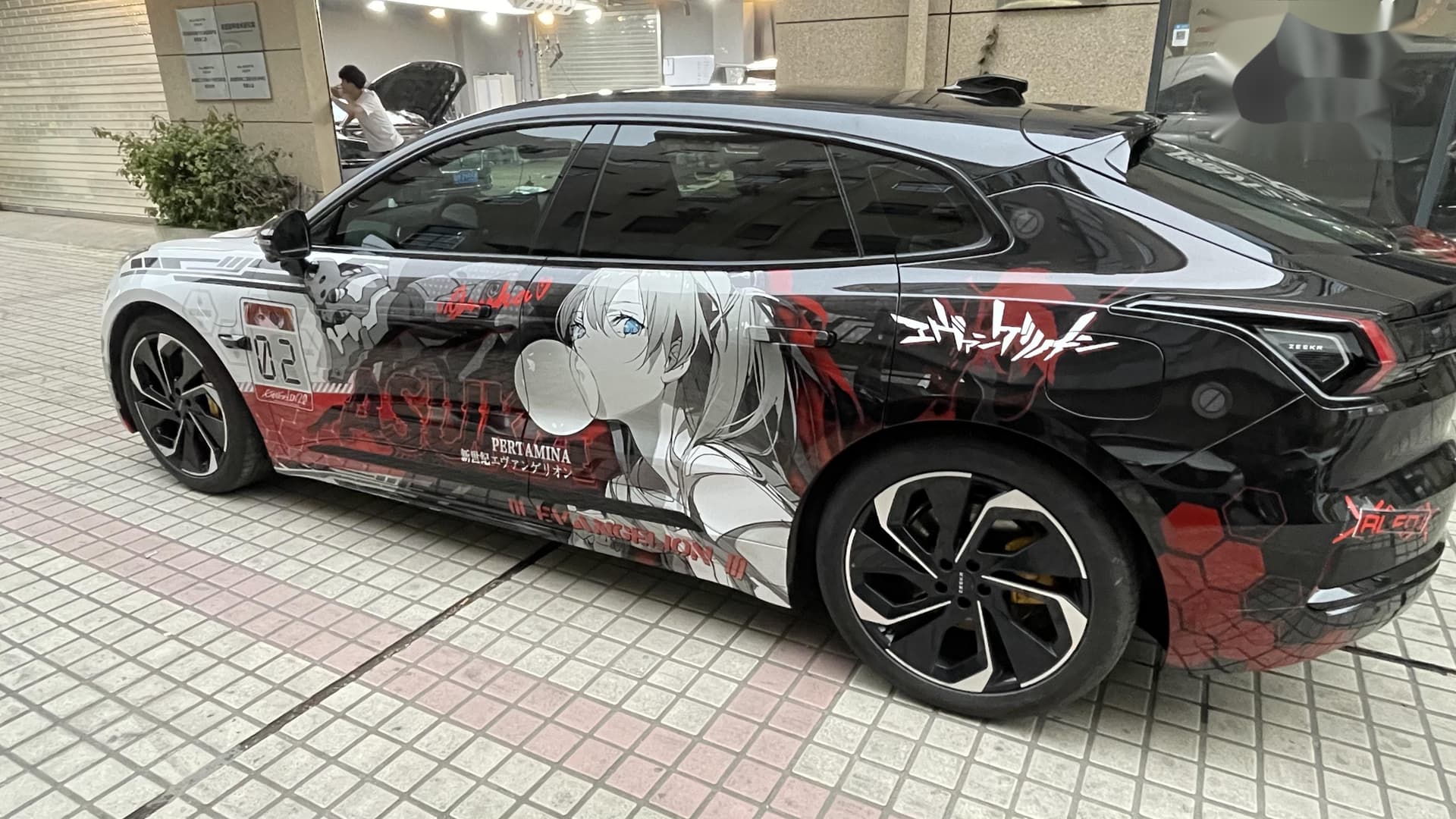10KWRAPS bringt Anime-Design auf Ihren Dodge Challenger – Individuelle Autofolierung