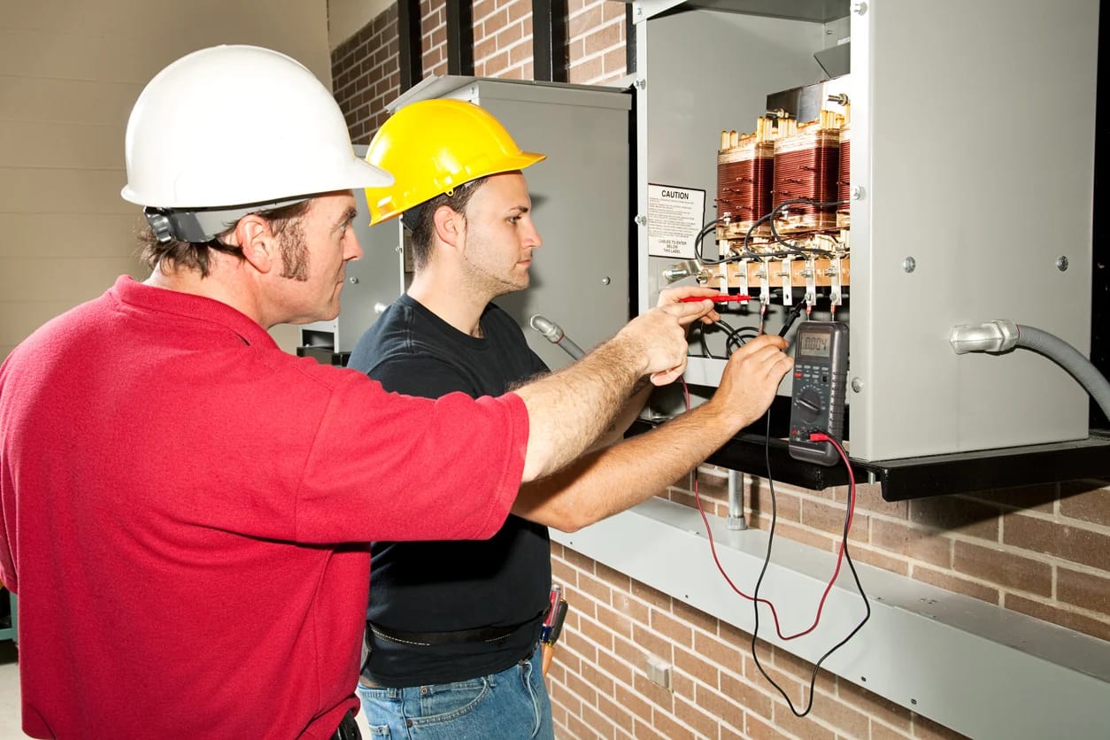 Elektroschutz: Wie die Prüfung ortsfester elektrischer Anlagen Menschenleben rettet