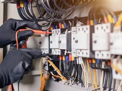 Warum die Kombination aus DGUV V3 Prüfung und VDE Prüfung essenziell ist