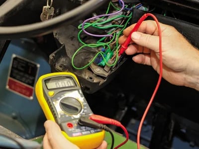 Elektroschutz: Wie die Prüfung ortsfester elektrischer Anlagen Menschenleben rettet